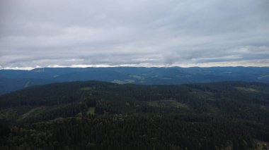 Orman ve dağların üzerinde çarpıcı bir günbatımının hava aracı görüntüsü Beskydy bölgesindeki Çek ve Slovakya manzaralarını yakalıyor..