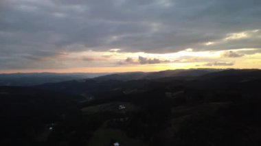 Dağlarda güzel bir gün batımı