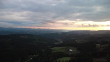 Bulutlu gökyüzü arka plan şaşırtıcı doğa manzaralı