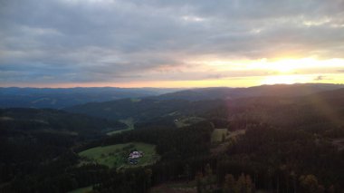 Akşam vakti dağların havadan görünüşü.