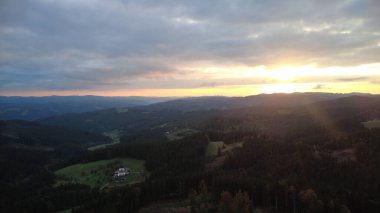 Karpat dağlarında gün batımı, Ukrayna. yüksek kaliteli fotoğraf