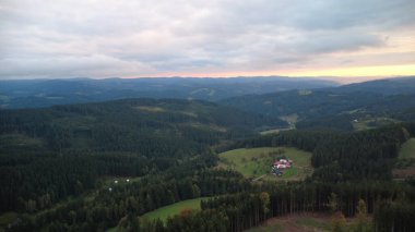 Karpatlar için güzel bir manzara. Ukrayna. İnsansız hava aracı görüntüsü