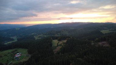 Ormandaki dağların havadan görünüşü