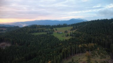 Dağlardaki manzara çok güzel. Arka plan bir ormandır.