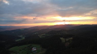 Dağlarda güzel bir gün batımı