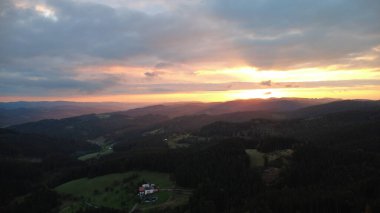 Dağ manzarasının üzerinde güzel bir gün batımı