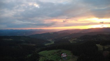 Dağların ardında güzel bir gün batımı