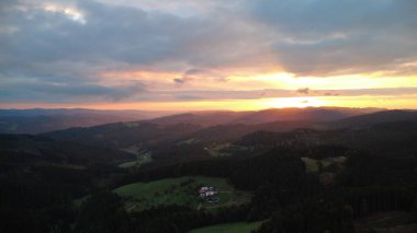 Akşamları bulutlu bir günbatımında Karpat köyünün güzel bir manzarası