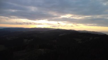 Dağın tepesinden gün batımı manzarası