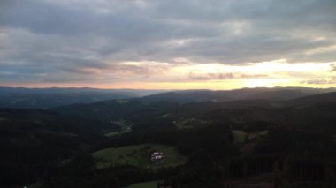 Dağ manzarasının üzerinde güzel bir gün batımı