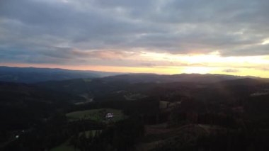 Bulutlu gökyüzü arka plan şaşırtıcı doğa manzaralı