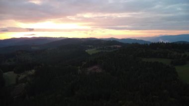 Dağların ardında güzel gün batımı