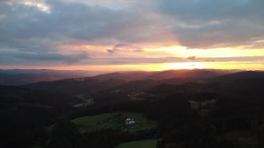 Dağlarda güzel bir gün batımı