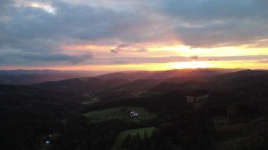 Dağ vadisinde güzel bir gün doğumu