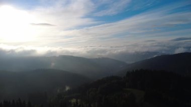 Dağlarda dağları olan güzel bir manzara.