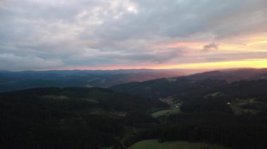 Dağın üstünde güzel bir gün batımı