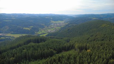 Dağlarda sıradağları olan güzel bir manzara.