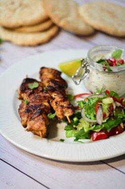 Sebze ve soslu ızgara tavuk.