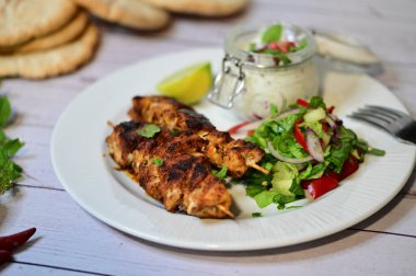 Sebze ve soslu ızgara tavuk.