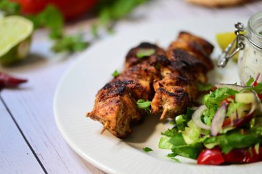 Sebzeli ve soslu ızgara kebap.