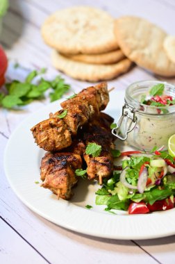 kebap sebze ve sos ile.