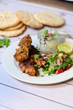 Sebzeli ızgara tavuk kebabı, salata.