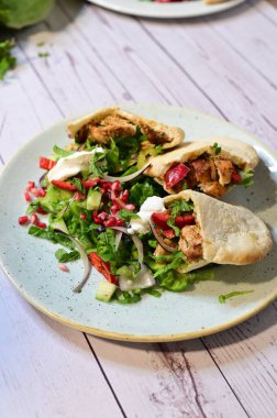 Meksika tacoları sığır eti, sebze, peynir ve salata..