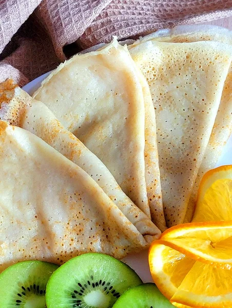 Läcker Och Hälsosam Frukost Tunna Pannkakor Med Tropiska Frukter — Stockfoto