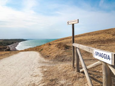 İtalya 'daki plajı gösteren bir tabela. Punta Aderci 'nin deniz manzarası panoramik. Punta Aderci Doğa Koruma Alanı, Vasto, Chieti, İtalyan Panoramik Görünümü