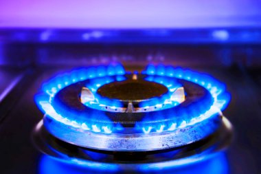 Yanan mavi gaz alevi. Yanan mutfak gaz ocağı. Gaz sobası yandı. Mutfakta duble fırın var. Büyük gaz ocağı yakıcısı.