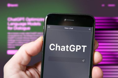 ChatGPT sohbet, yapay zeka, yapay zeka ile akıllı telefon ekranı. OpenAI 'ın ChatGPT' sini kullanan adam. ChatGPT web sitesi