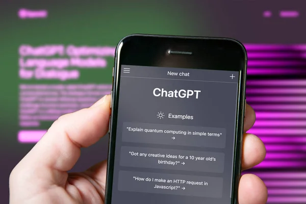 ChatGPT sohbet, yapay zeka, yapay zeka ile akıllı telefon ekranı. OpenAI 'ın ChatGPT' sini kullanan adam. ChatGPT web sitesi