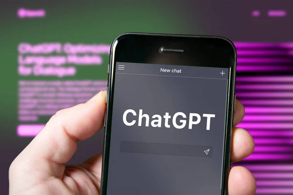 ChatGPT sohbet, yapay zeka, yapay zeka ile akıllı telefon ekranı. OpenAI 'ın ChatGPT' sini kullanan adam. ChatGPT web sitesi