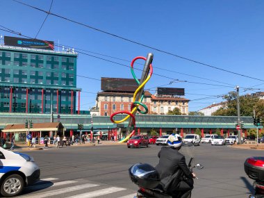 Milano, Cadorna Meydanı (Piazzale Cadorna) trafik ve arabalarla dolu. Cadorna tren istasyonu meydanı, Ferrovie Nord. İğne, İplik ve Düğüm Anıtı Milano, İtalya 'da.