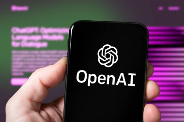 OpenAI logosu olan bir akıllı telefon ekranı, ChatGPT, yapay zeka. OpenAI web sitesini kullanan bir adam