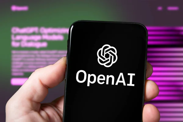 OpenAI logosu olan bir akıllı telefon ekranı, ChatGPT, yapay zeka. OpenAI web sitesini kullanan bir adam