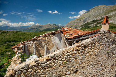 İtalya 'da Abruzzo' daki depremde yıkılan eski harabe taş ev. Bir evin çatısı çökmüş..