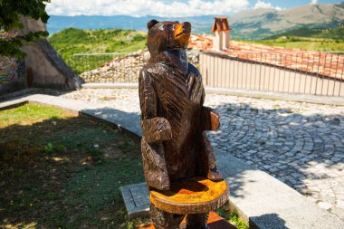 Bir ayının ahşap heykeli, Abruzzo Milli Parkı 'nın sembolü ve Orta İtalya ve Apeninlerde korunan bir tür. Aielli.