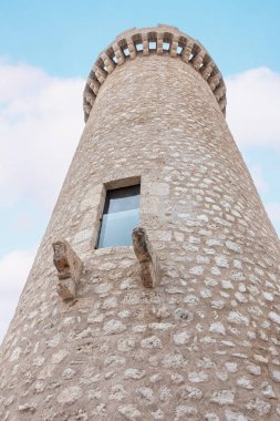 Dairesel ortaçağ taş kulesi. Yuvarlak ortaçağ taş kulesi ve siperleri. İtalya 'nın Abruzzo kentindeki Santo Stefano di Sessanio ortaçağ kasabasının merkezi.