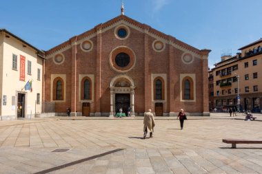 Leonardo Da Vinci 'nin Son Akşam Yemeği tablosuna ev sahipliği yapan Santa Maria delle Grazie Kilisesi' nin ön cephesi. Kilise ve Dominik Manastırı. Milan, İtalya
