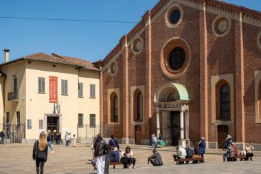 Santa Maria delle Grazie Kilisesi ve Leonardo Da Vinci 'nin Son Akşam Yemeği (L' Ultima Cena) tablosuyla Cenacolo Vinciano müzesine girişi. Milan, İtalya