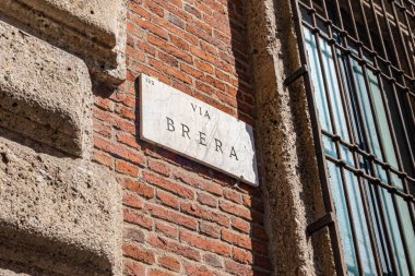 Milano 'daki Brera sokak tabelası ve Brera' nın ünlü ve tarihi resim galerisi Pinacoteca di Brera 'nın bir kısmı. Milano 'nun ünlü Brera bölgesi. Milan 'ın tarihi merkezi. Brera yoluyla