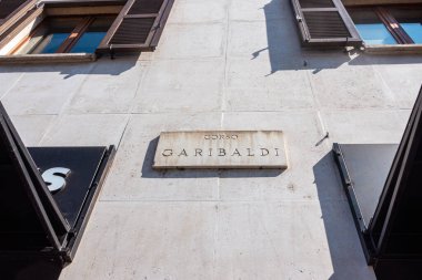 Milano, Porta Garibaldi ve Moscova 'daki Corso Garibaldi sokak tabelası.