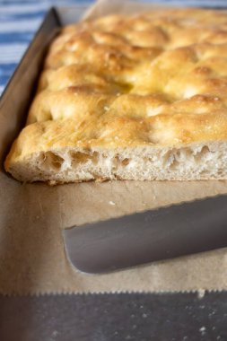 İtalyan Focaccia. Tavada taze pişmiş ve dilimlenmiş İtalyan beyaz pizzası. Pizza ekmeği. Roma pizzası