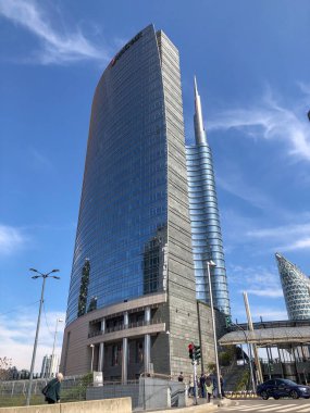 Milano 'da cam gökdelen. Piazza Gae Aulenti 'deki Unicredit Kulesi, iş bölgesindeki finans bürolarına ev sahipliği yapıyor. Milan, İtalya