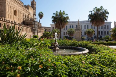 Bahçelere ve UNESCO 'nun dünya mirası alanı Palermo Katedrali' nin çeşmesine bir göz atalım. Sicilya, Palermo, İtalya