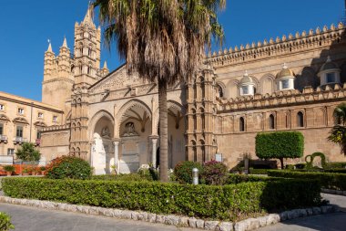 Palermo 'nun ünlü Arap-Norman Katedrali ve onun bahçeleri, UNESCO dünya mirası alanı ve Palermo Katolik Başpiskoposluğu kilisesi cephesi. Sicilya, İtalya