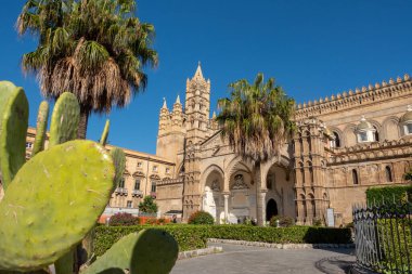 Palermo 'nun ünlü Arap-Norman Katedrali ve onun bahçeleri, UNESCO dünya mirası alanı ve Palermo Katolik Başpiskoposluğu kilisesi cephesi. Sicilya, İtalya