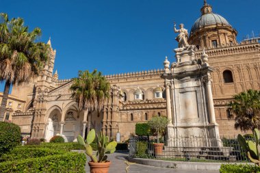 Palermo 'nun ünlü Arap-Norman Katedrali, Santa Rosalia heykeli ve bahçesi, UNESCO dünya mirası alanı ve Palermo, Sicilya, İtalya Roma Katolik Başpiskoposluğu kilisesi cephesi.
