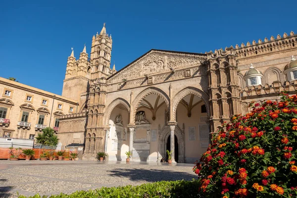 Palermo 'nun ünlü Arap-Norman Katedrali ve onun bahçeleri, UNESCO dünya mirası alanı ve Palermo Katolik Başpiskoposluğu kilisesi cephesi. Sicilya, İtalya